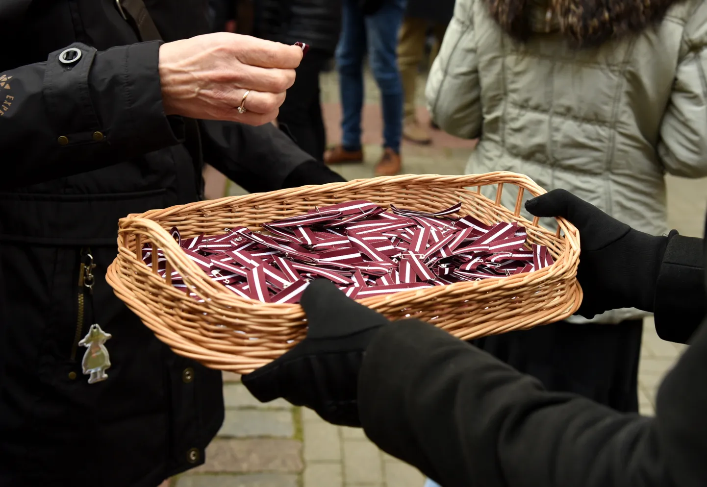 Pie Latvijas Kara muzeja notiek brīvības cīnītājiem veltītā piemiņas ugunskura iedegšanas pasākums.