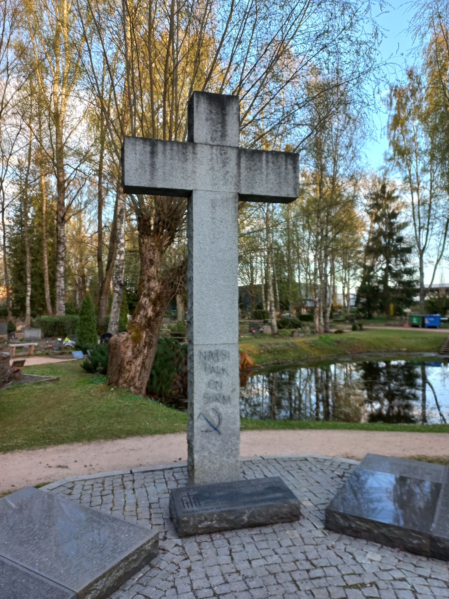 Памятник погибшим во время Второй мировой войны немецким солдатам, расположенный на кладбище Паулусе в Тарту
