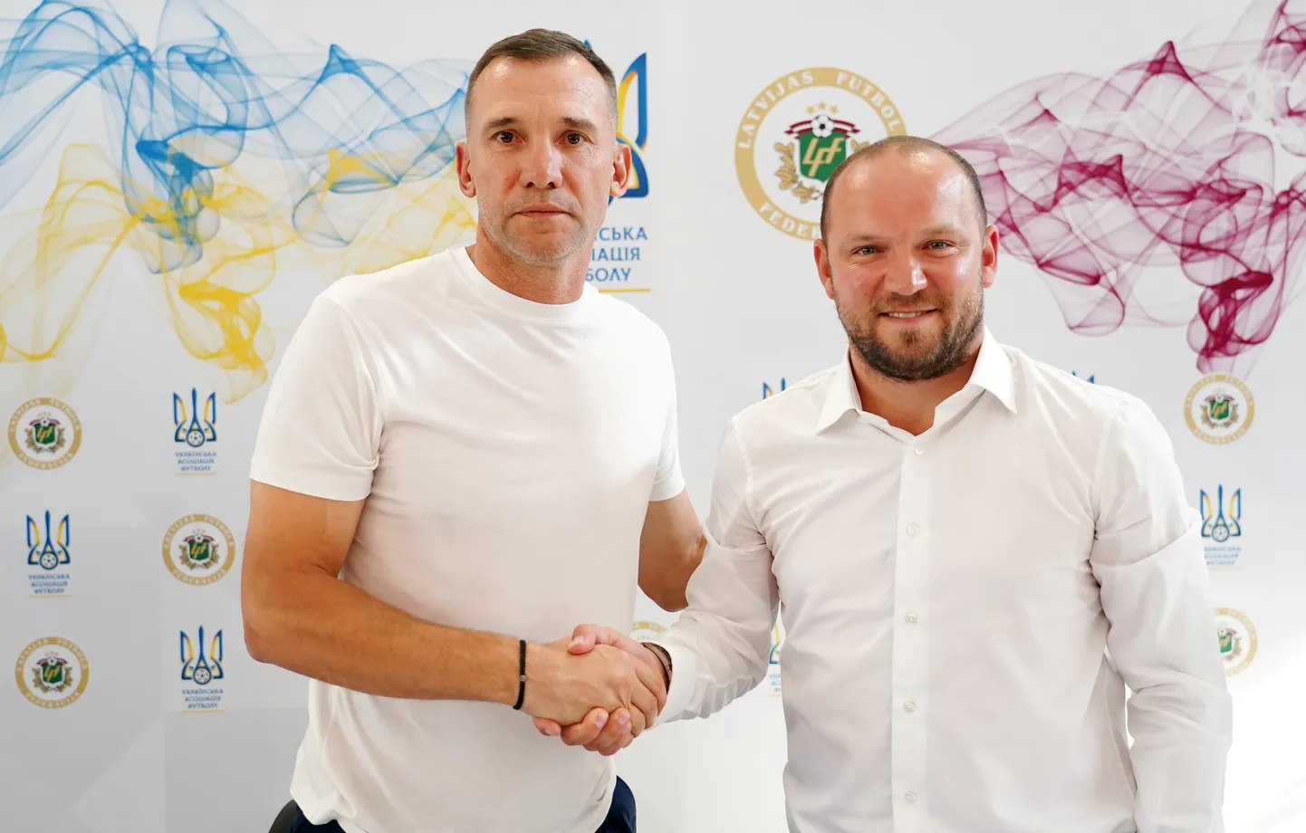 Ukrainas Futbola asociācijas (UAF) prezidents Andrijs Ševčenko (no kreisās) un Latvijas Futbola federācijas (LFF) prezidents Vadims Ļašenko