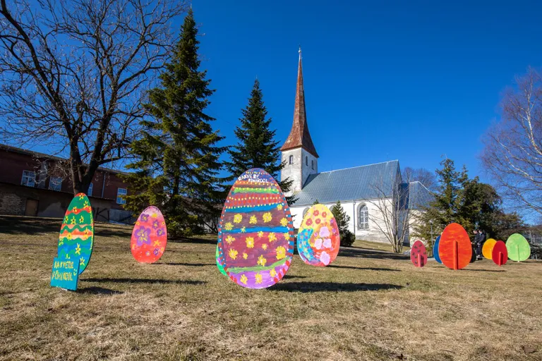 01.04.2021. Rakvere, Lääne-Virumaa. FOTOL: Rakvere kirikuparki kirja poolsada pühademuna FOTO: Ain Liiva/Virumaa Teataja