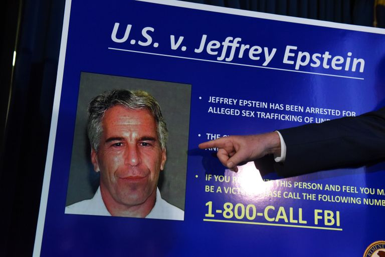 New Yorgi kohtunik Geoffrey Berman näitamas näpuga Jeffery Epsteini pildile