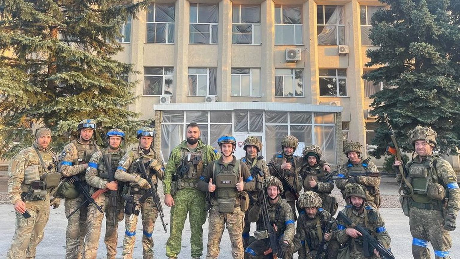 Украинские военные перед зданием администрации в Лимане