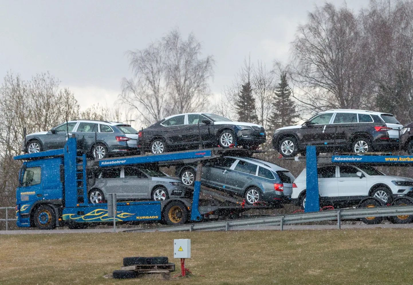 Uued sõiduautod ületamas Eesti-Läti piiri