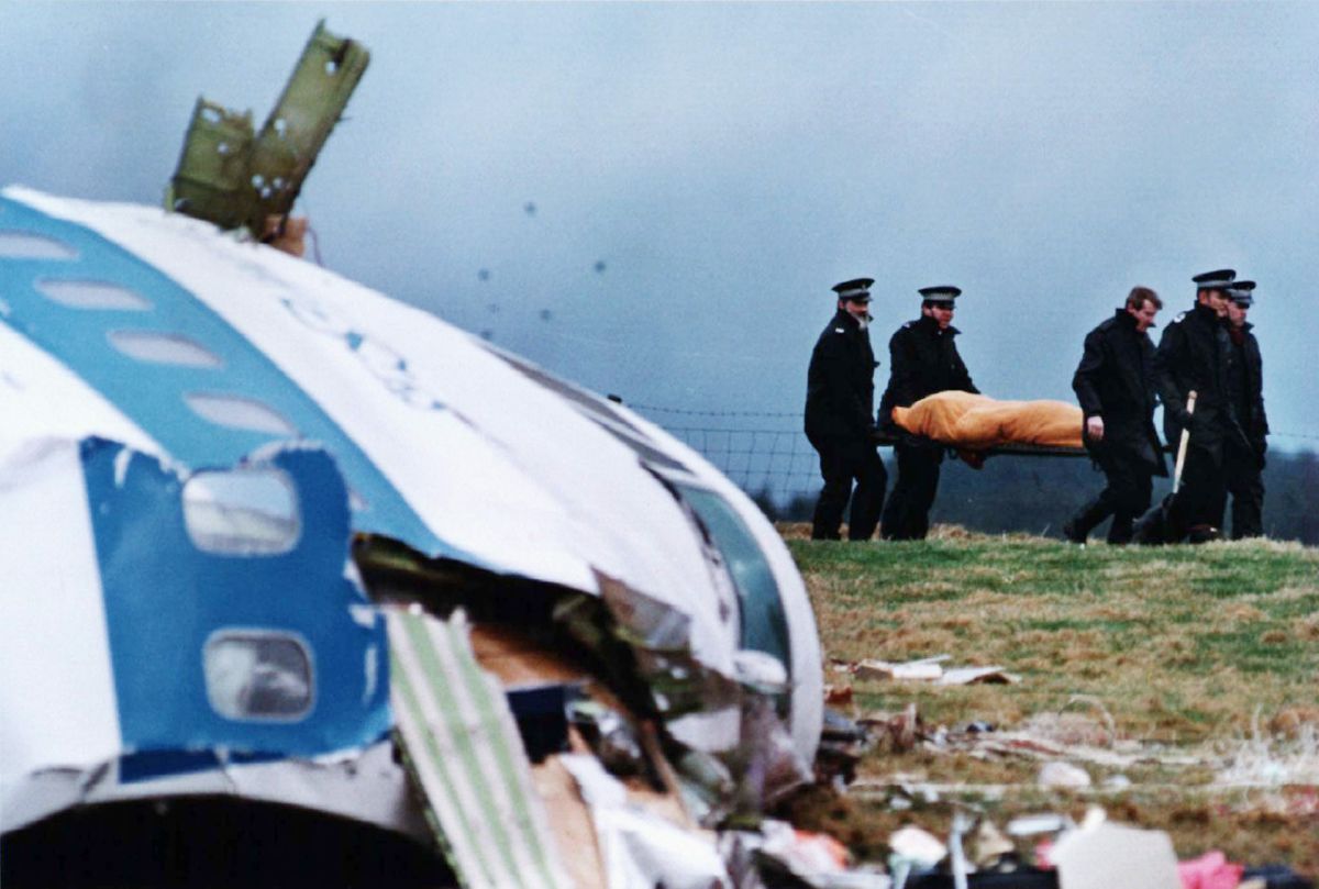 Šoti päästetöötajad kandmas 1988. aasta Lockerbie lennukatastroofis hukkunu surnukeha.