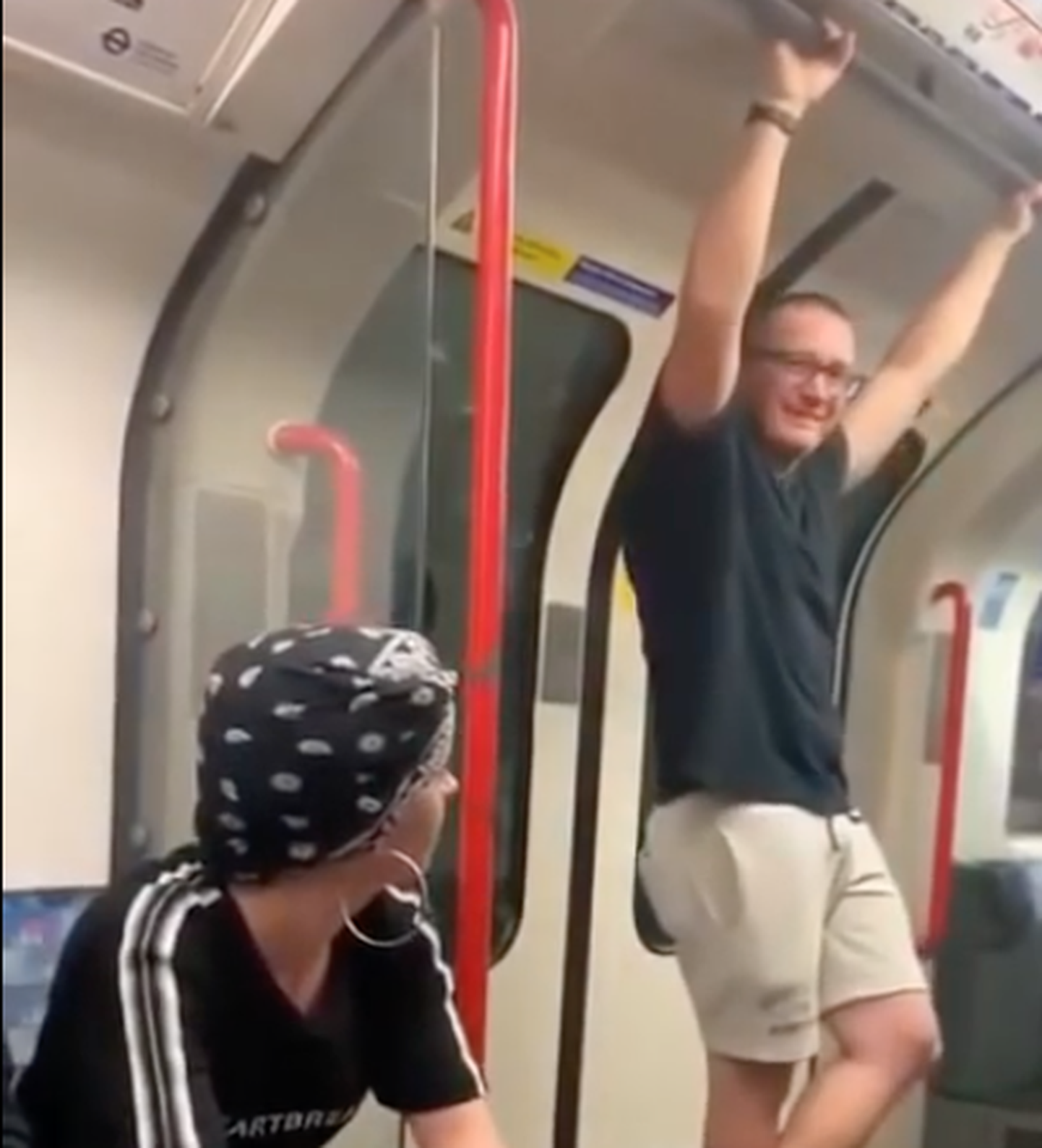 Londoni metroos karjus mees rassistlikke lauseid.