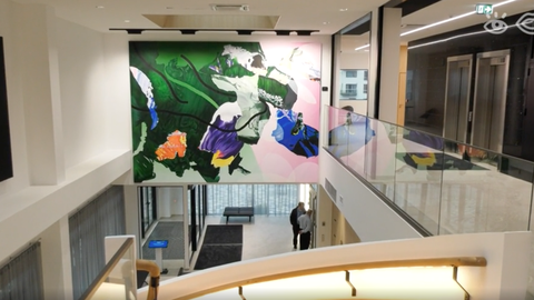 VIDEOLUGU ⟩ Hiiglaslik kohtusaal ja pilkupüüdev keedrtrepp: piilu sisse värskelt valminud Tartu kohtumajja