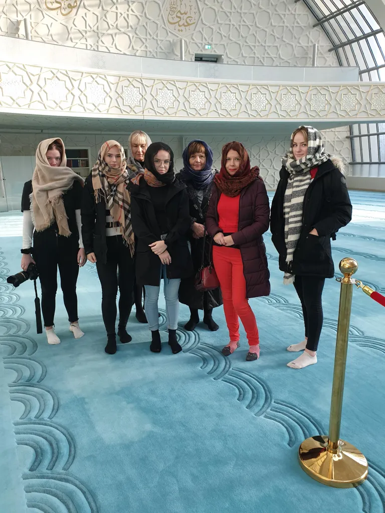 Pärnu ühisgümnaasiumi delegatsioon Kölni uues mošees.
