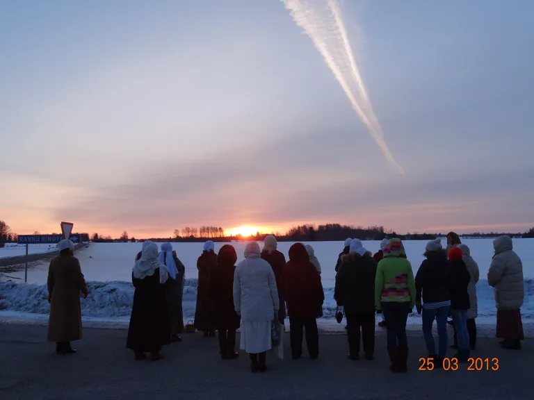 Naised Rannus päikesemängu imetlemas