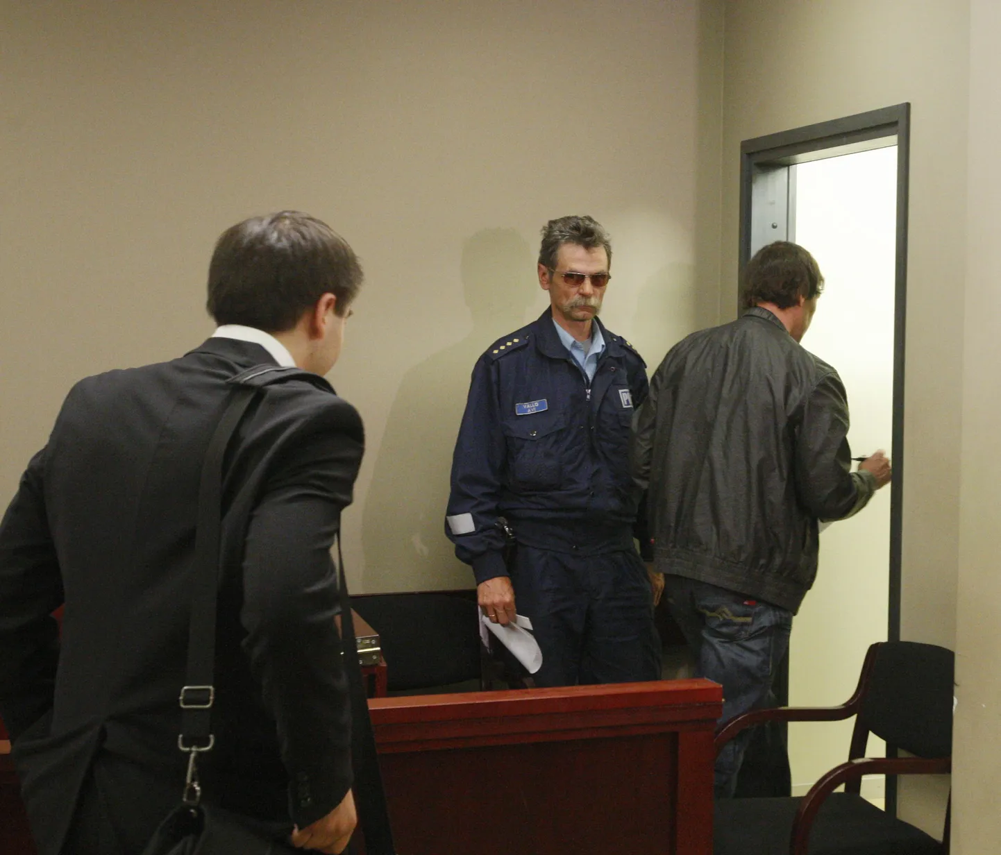 Kohtunik Anneli Tanum saatis Aivar Otsalti ja veel kümne Tartu politseiniku kriminaalasja prokuratuuri tagasi (pildil Aivar Otsalt uksest väljumas ja ta advokaat Marko Kairjak).