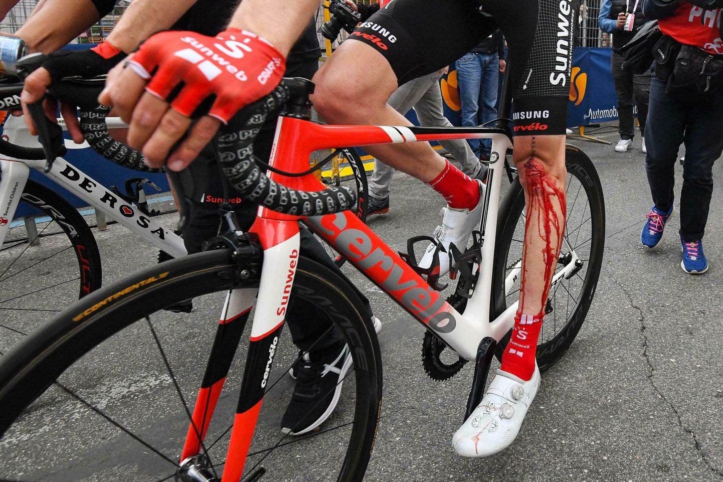 Tom Dumoulin kukkus Giro d’Italial.