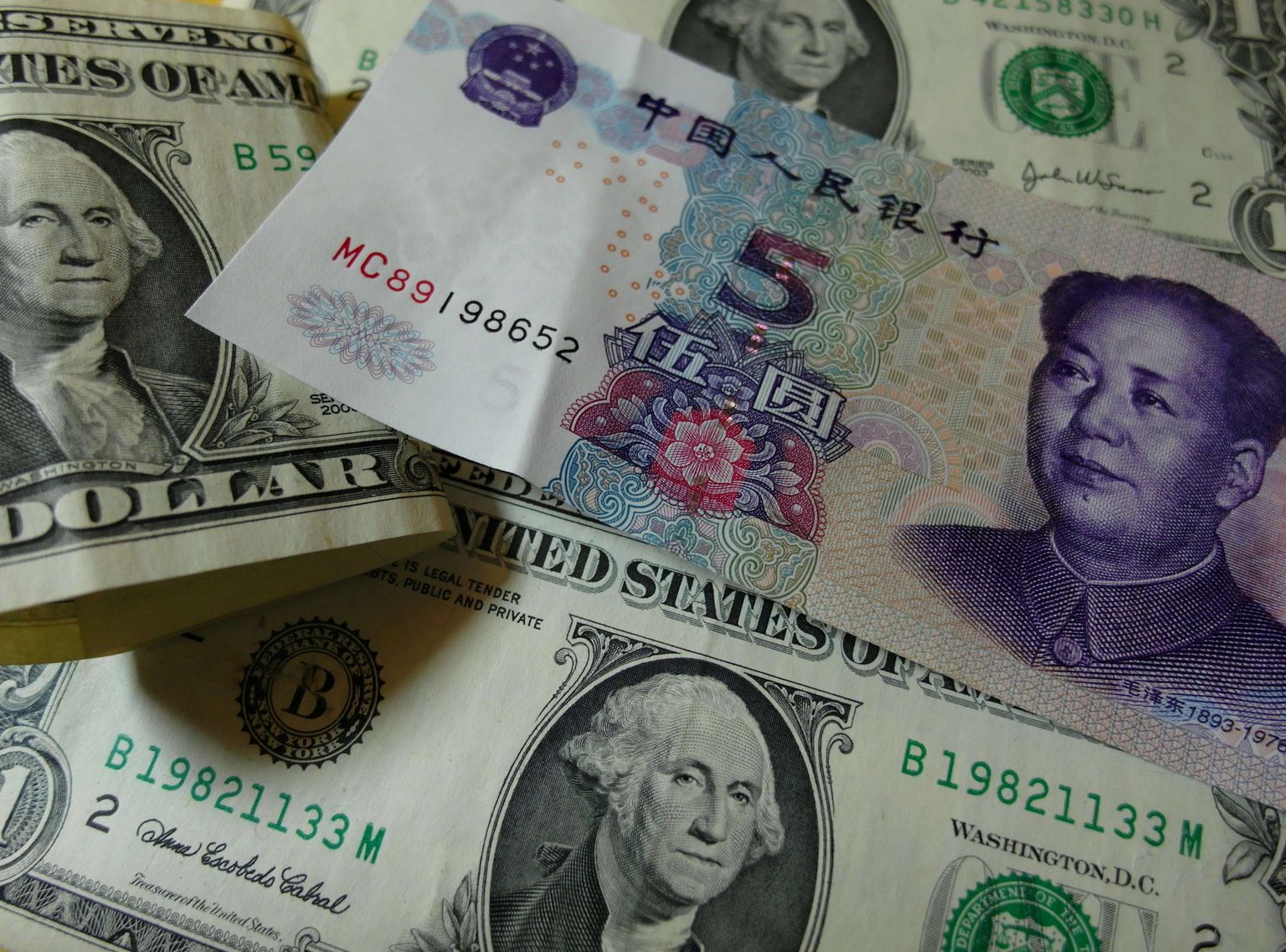 Hiina jüaan ja USA dollarid