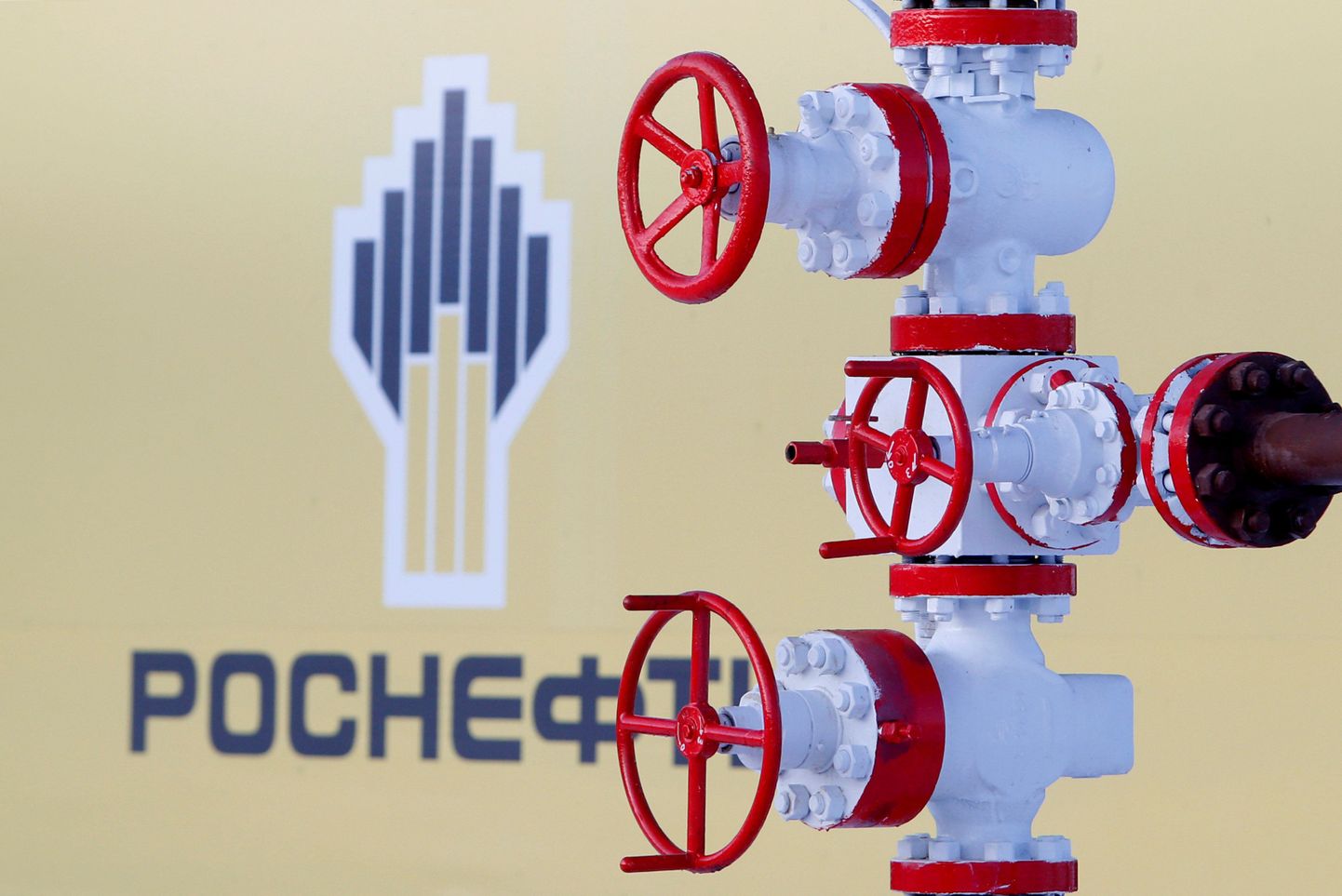 FILE PHOTO:  The logo of Russian state oil company Rosneft is pictured behind a pipe at the Samotlor oil field outside the of Nizhnevartovsk, Russia, January 26, 2016.    REUTERS/Sergei Karpukhin/File Photo/File Photo