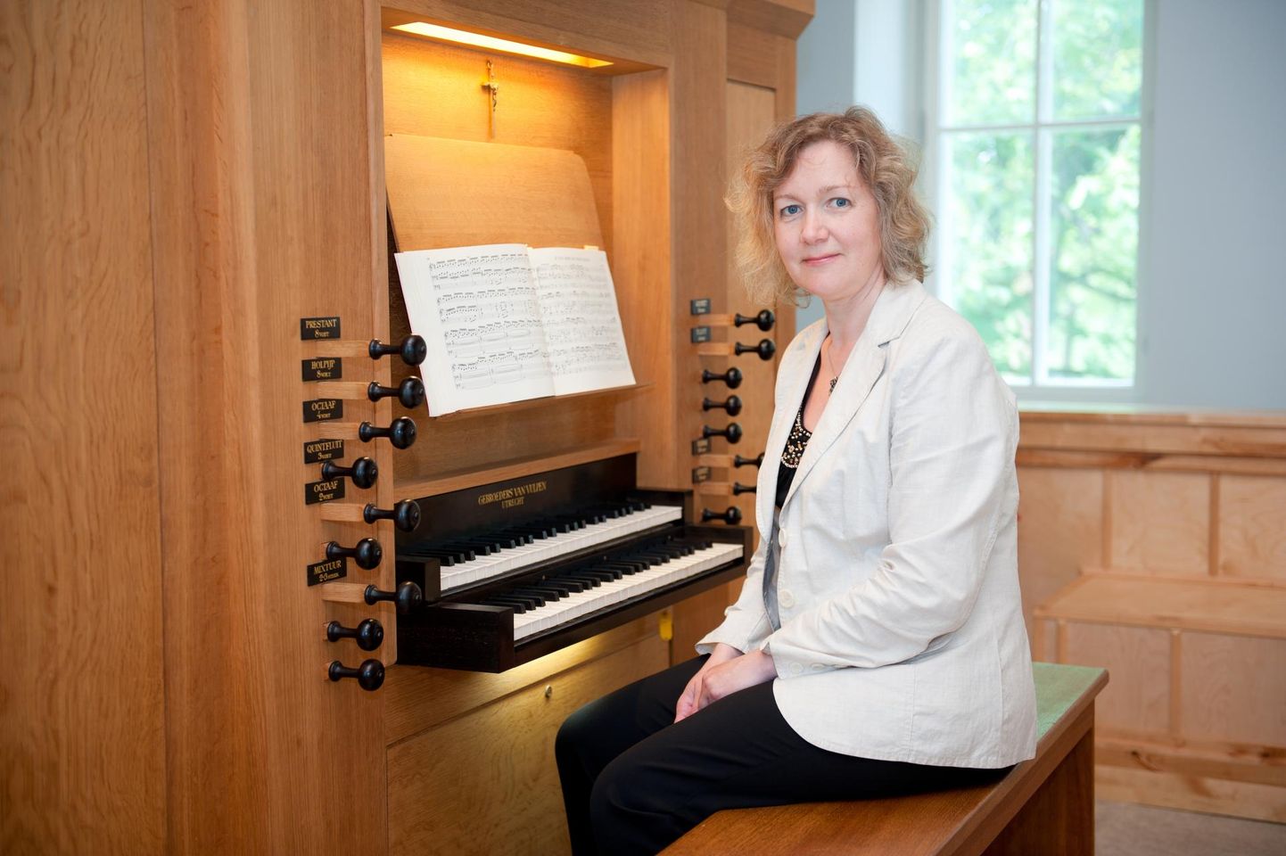 Organist Kersti Petermann avab festivali kahe koguduse lauljate ühendkooriga.
