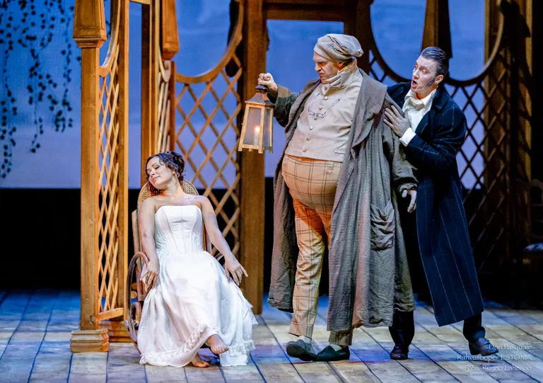 Gaetano Donizetti ooper «Don Pasquale» Rahvusooperis Estonia. Fotol Mirjam Mesak, Priit Volmer ja Tamar Nugis.