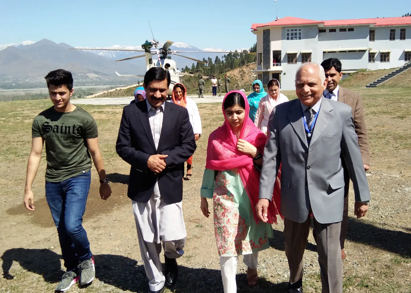 Pakistani aktivist ja Nobeli rahupreemia laureaat Malala Yousafzai saabumas koos oma venna Atal Yousafzai (vasakult), isa Ziauddin Yousafzai ja Swati orus asuva positekooli direktoriga kooli Mingora lähistel.