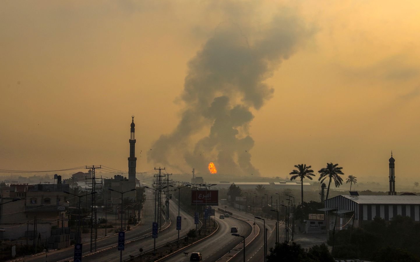 Tulekahju Gaza sektoris Iisraeli õhurünnaku järel. 18. juuni 2022.