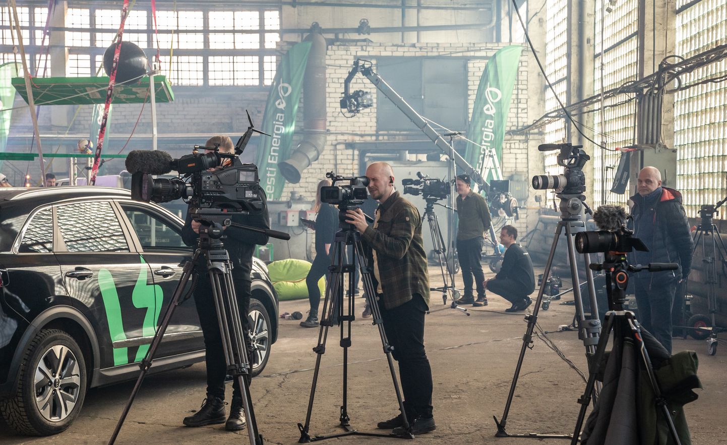 Расположенное в Йыхви производственное здание на несколько дней превратилось как бы в кинопавильон, где более десяти камер вели съемку финальной передачи "Rakett 69".