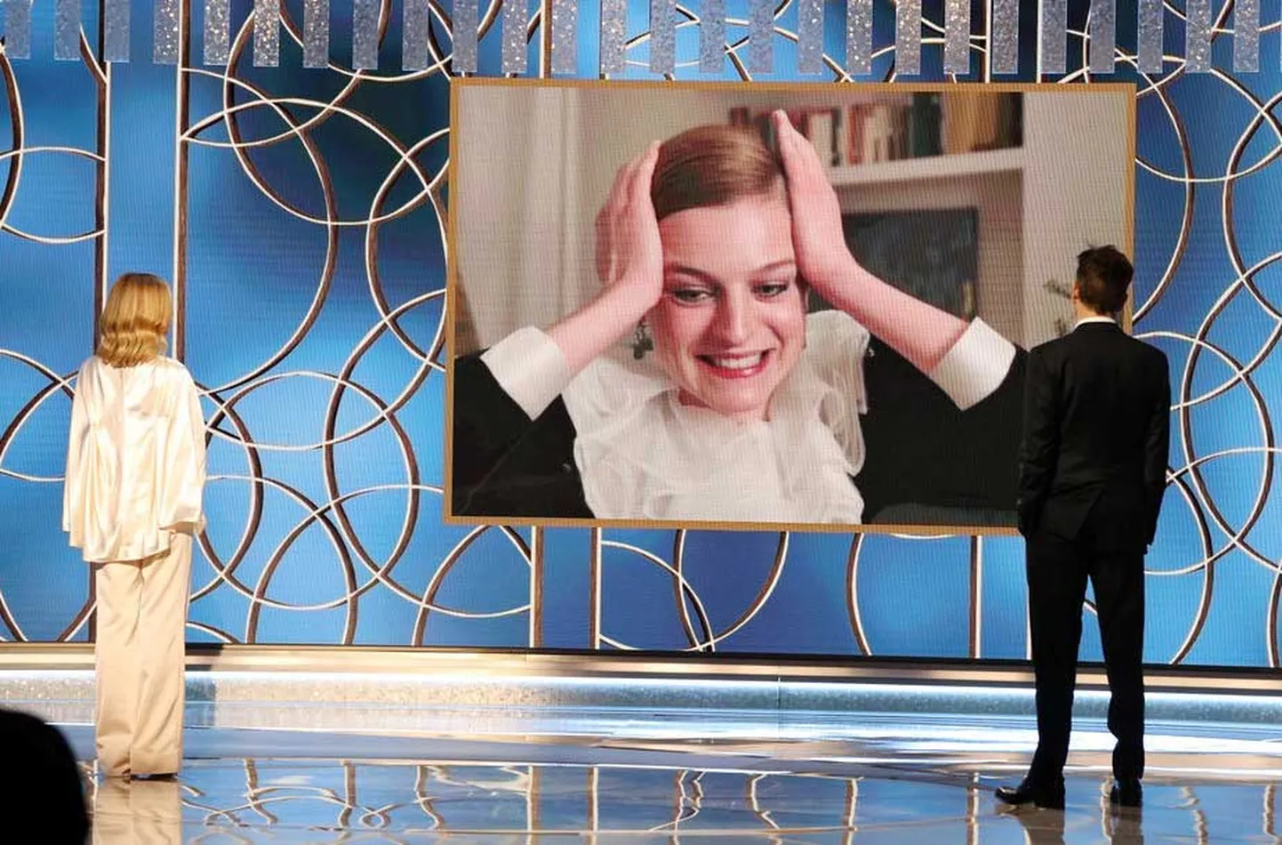 Emma Korina saņem balvu