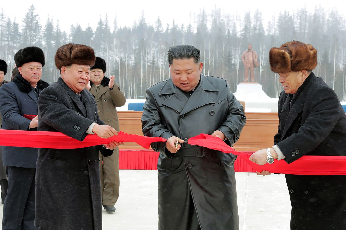 Põhja-Korea liider Kim Jong-un avamas suurt ehitusprojekti Paektu mäe lähedal.