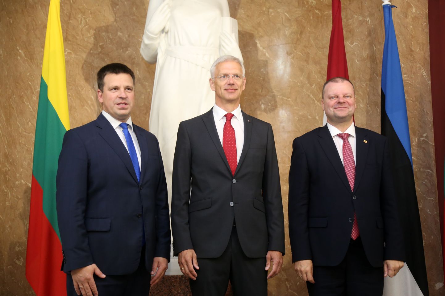 Премьер-министр Эстонии Юри Ратас (слева), премьер-министр Латвии Кришьянис Кариньш и премьер-министр Литвы Саулюс Сквярнялис