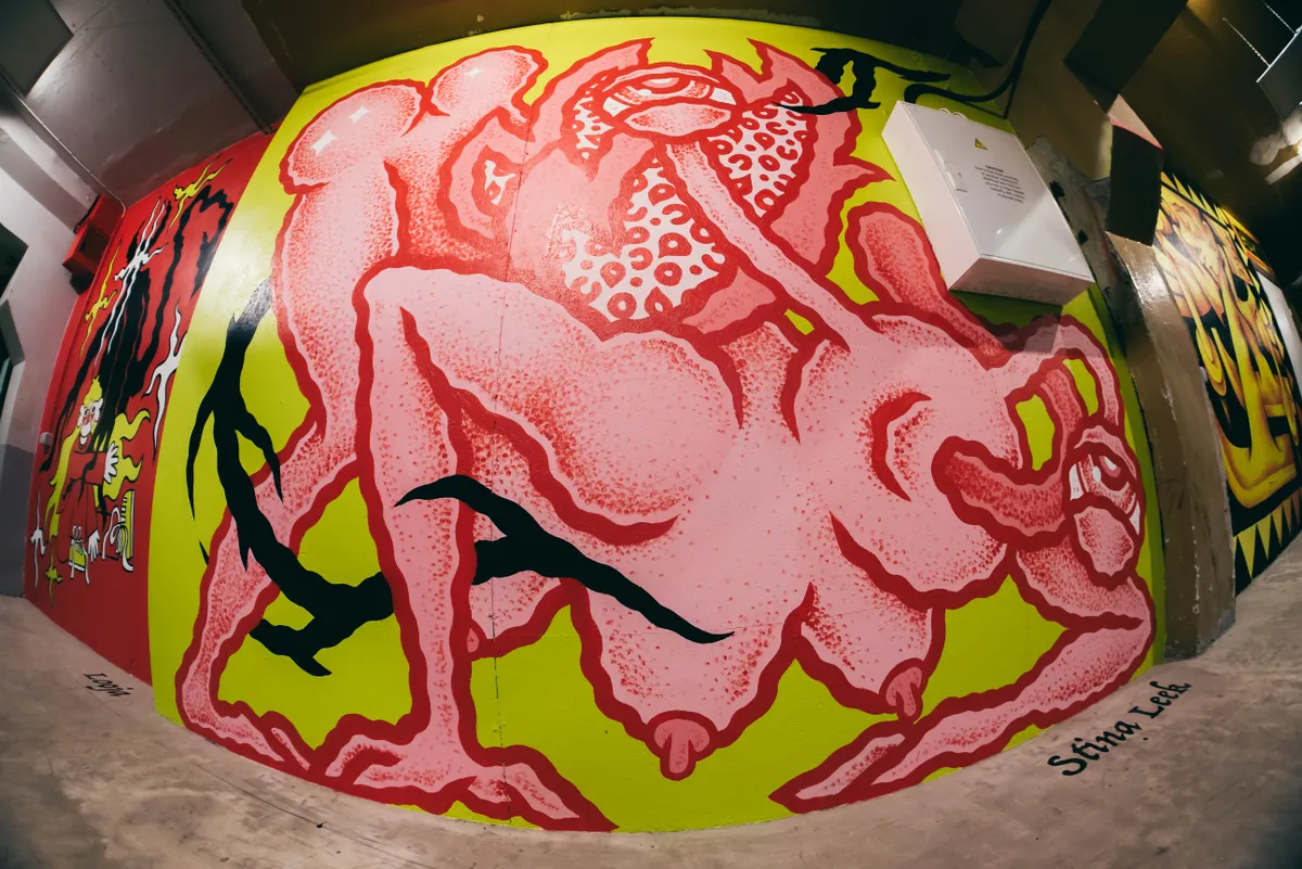 «CAUTION! Due to the close proximity of ajuokse, licking this electrical box may turn you into a triple-nippled butterfly with a shiny muscular hiney.»