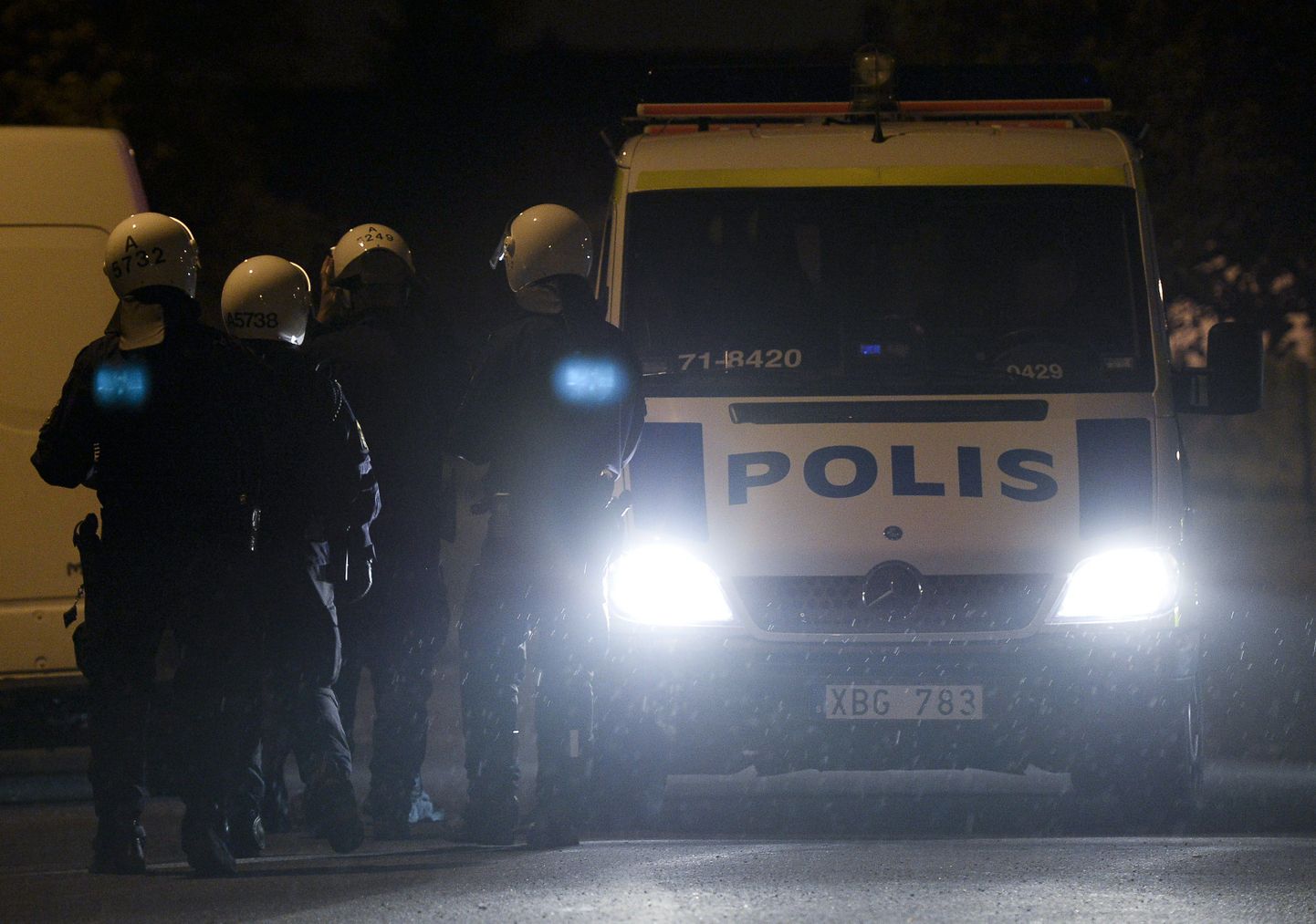 Rootsi politseinikud ametiauto juures.