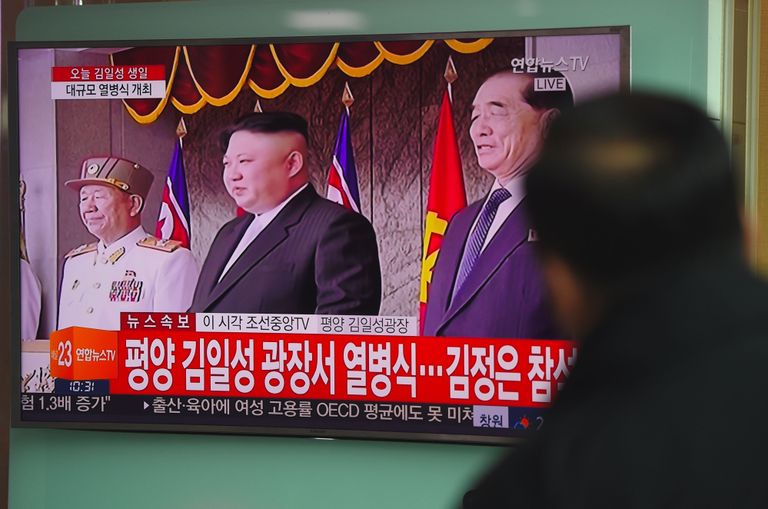 Lõuna-Korea televisoon näitamas Põhja-Korea asutaja Kim Il-sungi 105. sünniaastapäeva tähistamist Pyongyangis. Pildil praegune Põhja-Korea liider Kim Jong-un