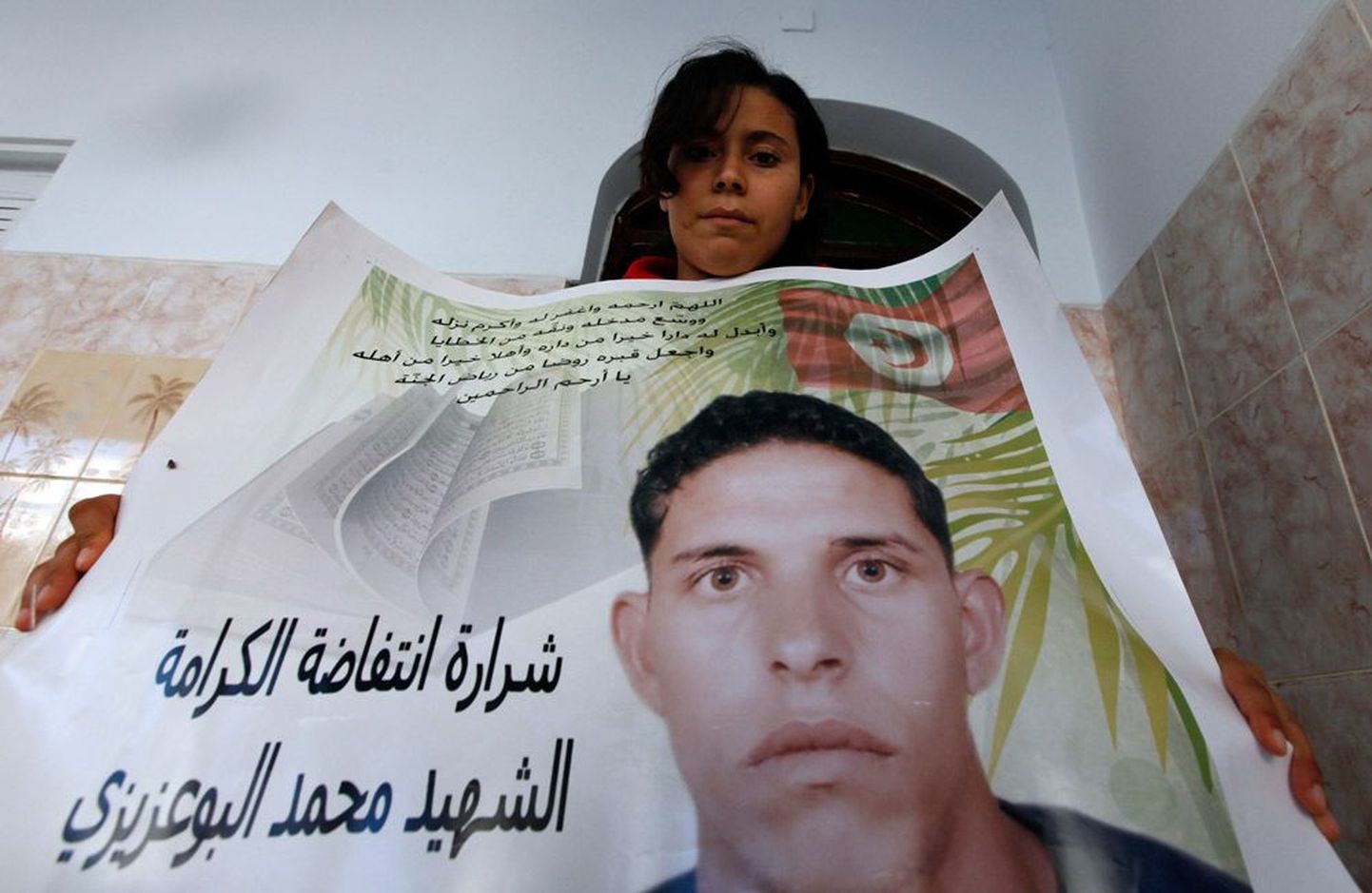 Postuumselt pälvis auhinna Mohamed   Bouazizi, kelle enesesüütamine lahvatas araabia kevade. Plakatit hoiab tema    õde Samia.