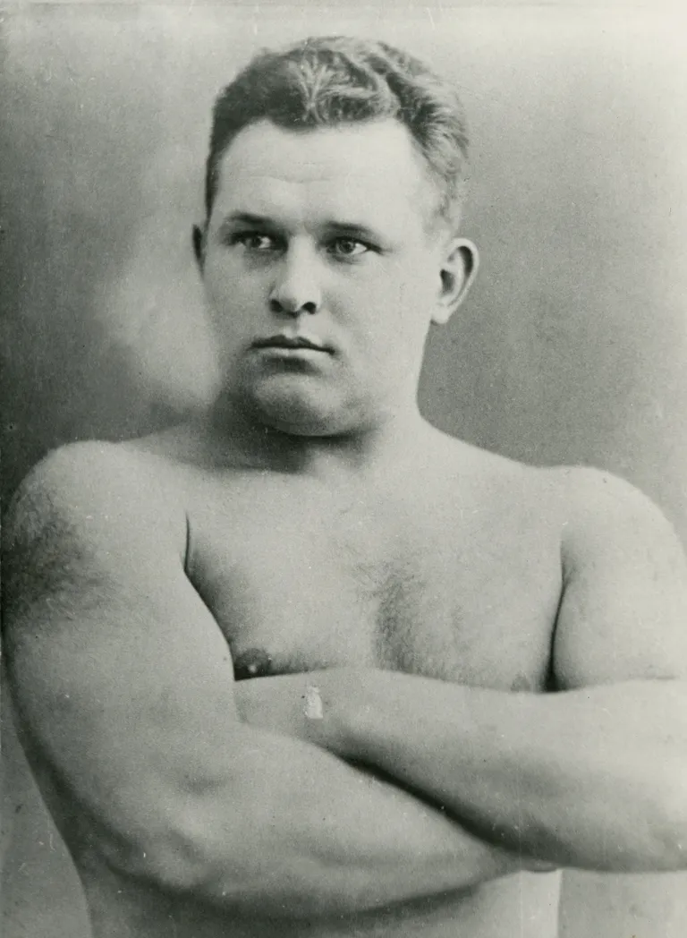 Kalevite kange poeg. Arnold Luhaääre panus Eesti tõstesporti oli väga suur. Lisaks lugematule hulgale medalitele püstitas ta mitmeid rekordeid, mis püsisid aastaid tema nimel.