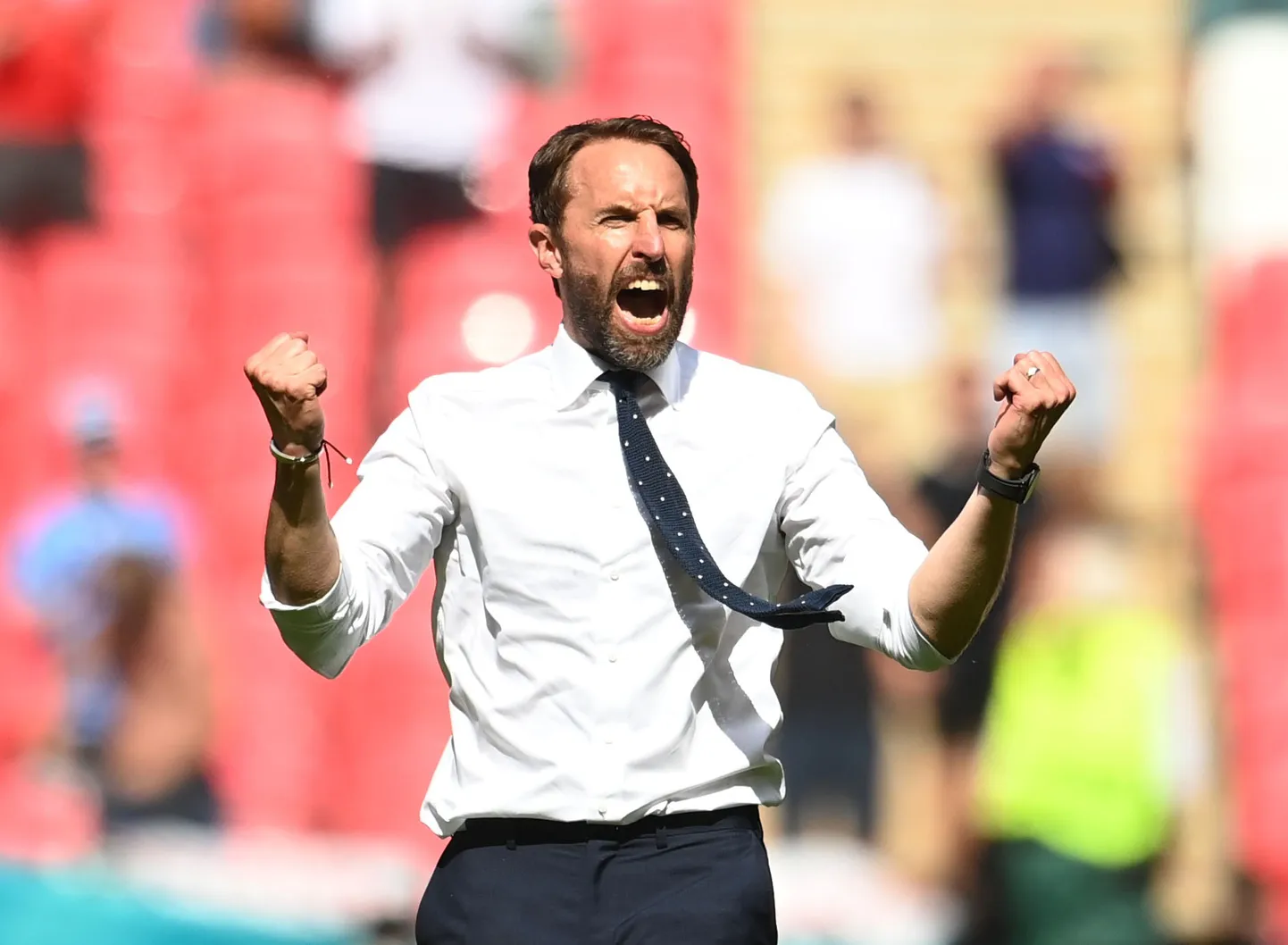 Inglismaa jalgpallikoondise peatreener Gareth Southgate rõõmustamas.