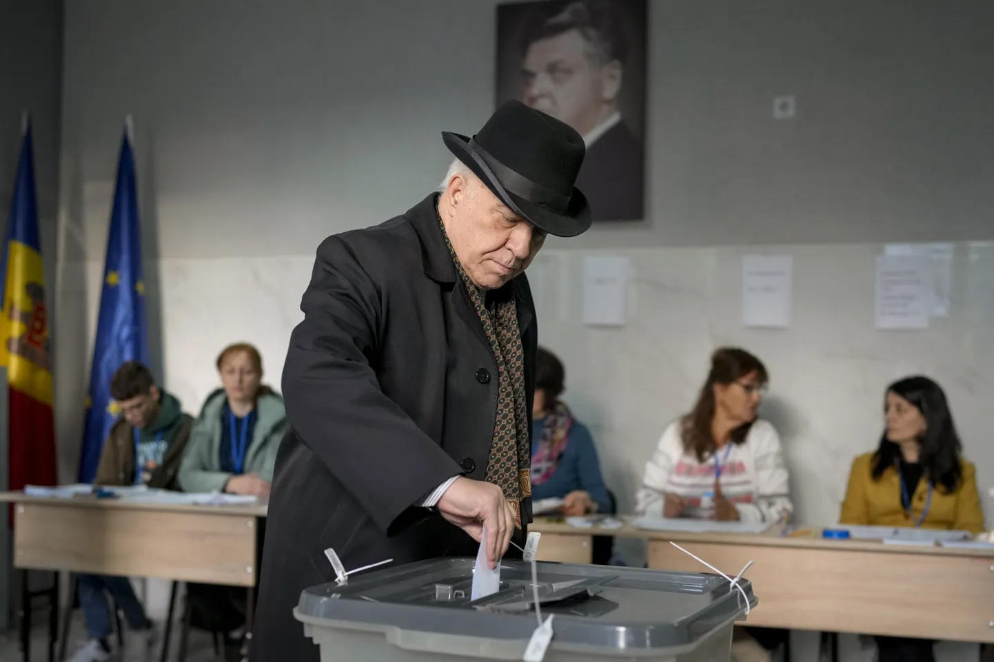 Mees hääletab Moldova presidendivalimistel. Chișinău, 3. november 2024.