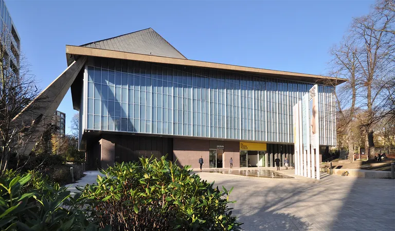 The Commonwealth Institute. Avatud aastal 1962. Hoone erilise katuse tõttu peetakse seda üheks eredamaks arhitektuuriliseks näiteks kuninganna võimuloleku algusaegadest. Mõned aastad tagasi viidi hoones läbi ulatuslik renoveerimine ning majja kolis disainimuuseum.