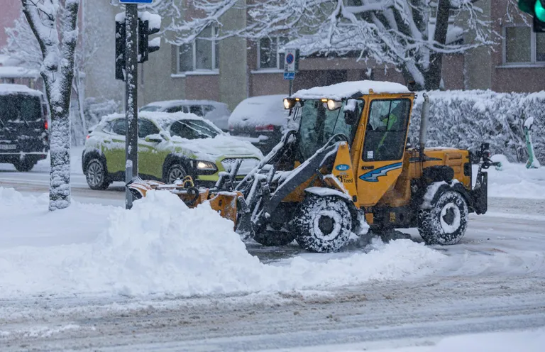 Tallinnas on maas paks lumi. Jalakäijad on hädas kõnniteedel ning sõiduteedel käib usin lumekoristus.