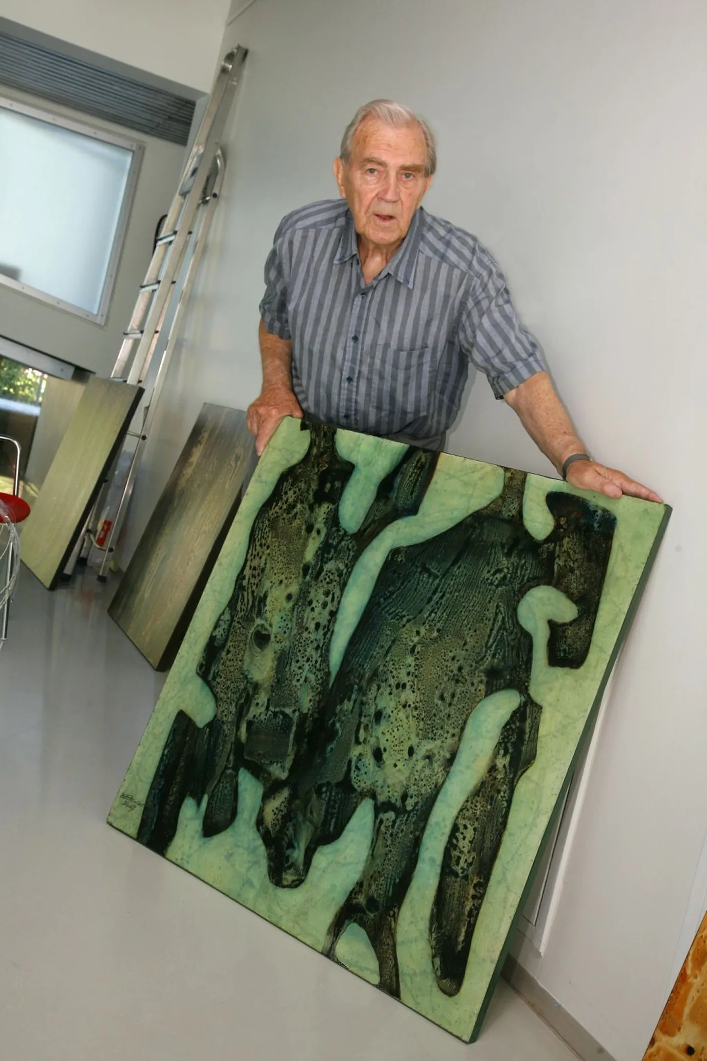 “Selle töö nimi on “Kobul”,” rääkis kunstnik Bruno Sõmeri eile Pärnu keskraamatukogu galeriis personaalnäitust üles sättides.