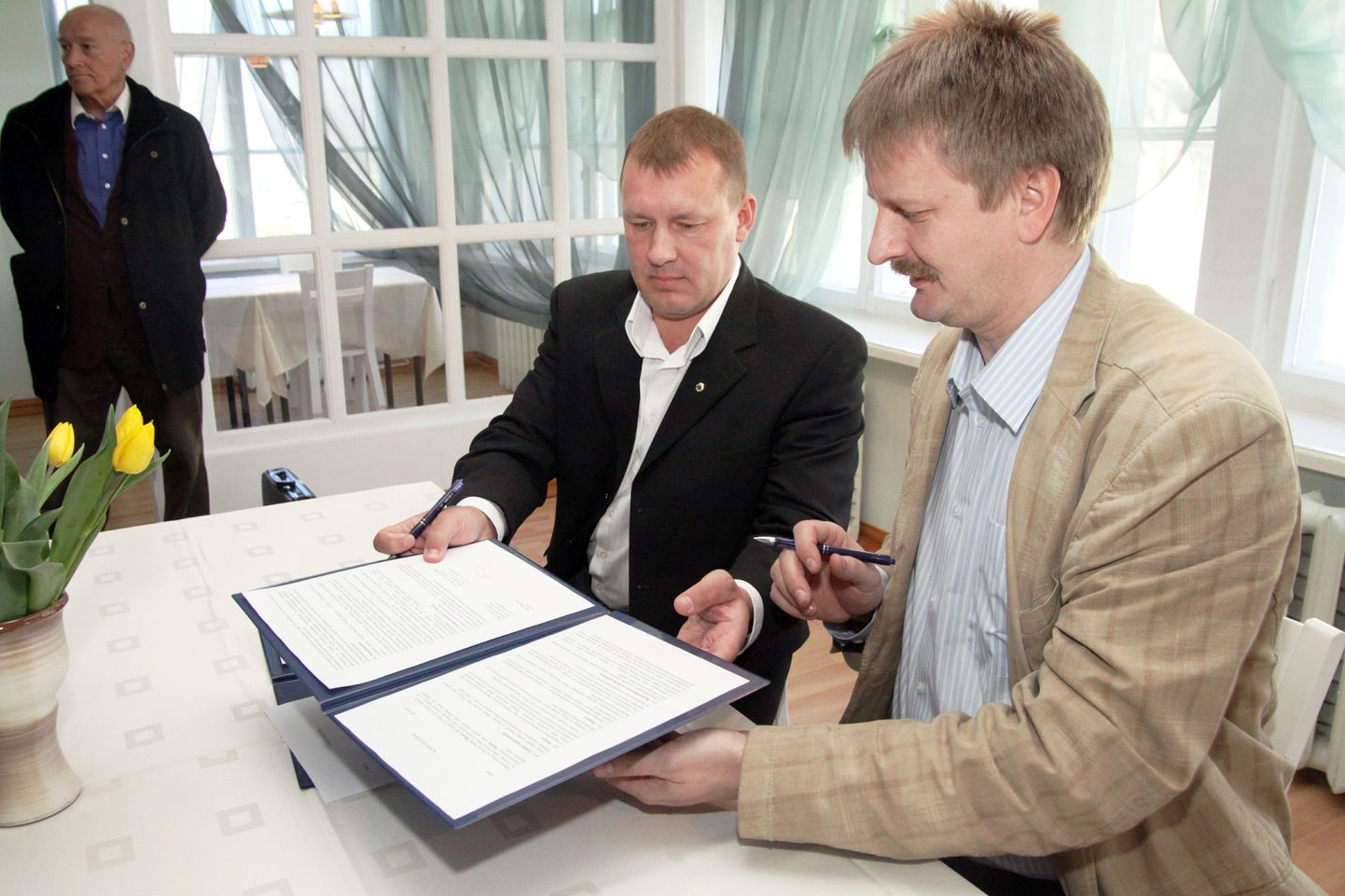 Kolledži direktor Garri Raagmaa ning Sõpruse juhataja Jaanus Otsa allkirjastatud leping kehtib 20. juunini 2012.