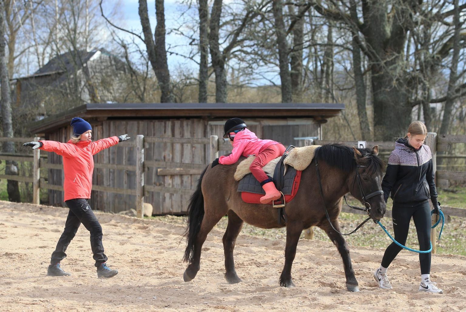 Terapeut Tuuli Bürkland koos 12-aastase patsiendi Amandaga, kes on juba kaks aastat ratsutamisteraapias käinud ning on selle ajaga teinud suure arenguhüppe. Aastates hobune Rioola laseb endaga rahulikult toimetada.