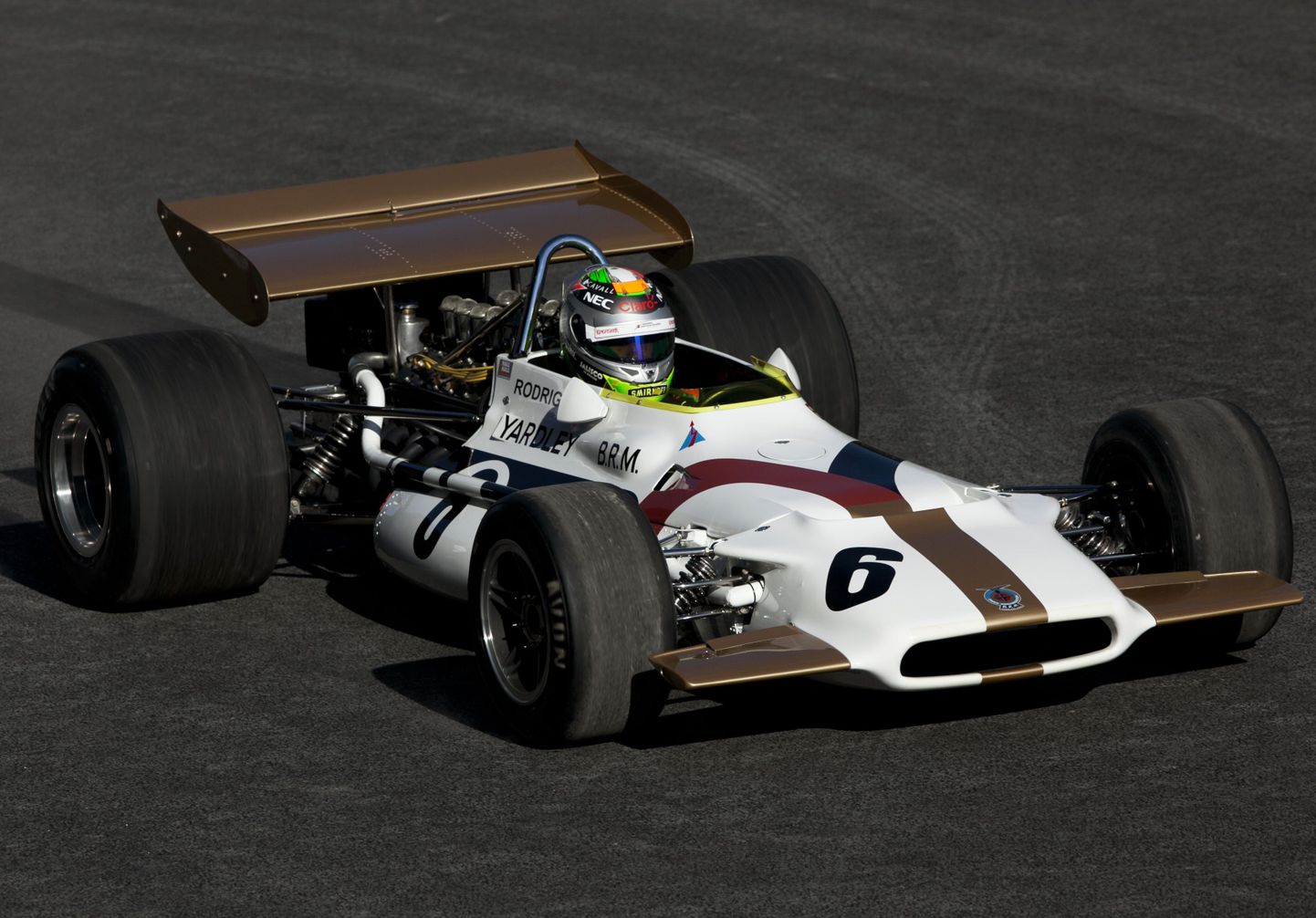 Sergio Perez sõidab uuenduskuuri läbinud Autodromo Hermanos Rodriguezi ringrajal ajaloolise vormeliga, millel kunagi võistles Pedro Rodriguez.