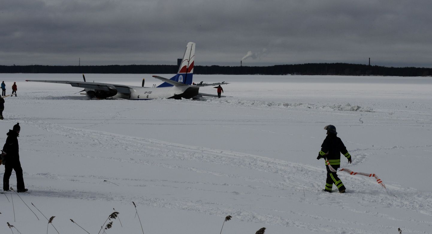Päästjad jätkavad täna lennuki äratoomist Ülemiste järvelt, kuid töö edeneb väga aeglaselt.