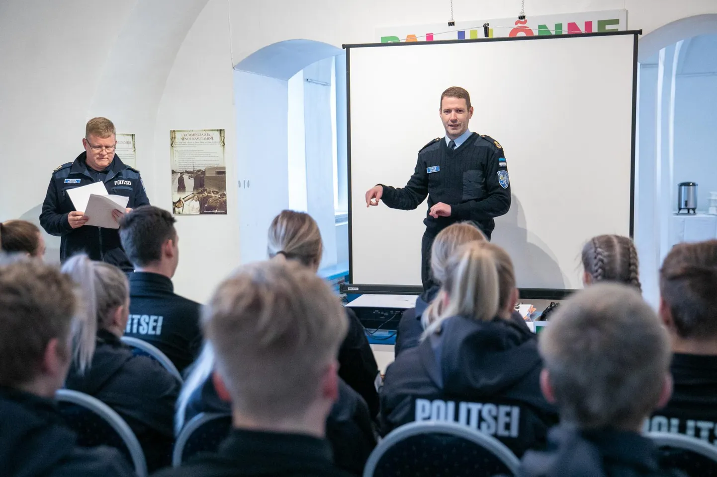 Eesti politseimuuseumis Rakveres tutvustas Virumaa teenistusvõimalusi siin praktikal olevatele politseikooli kadettidele Ida prefekt Tarvo Kruup.