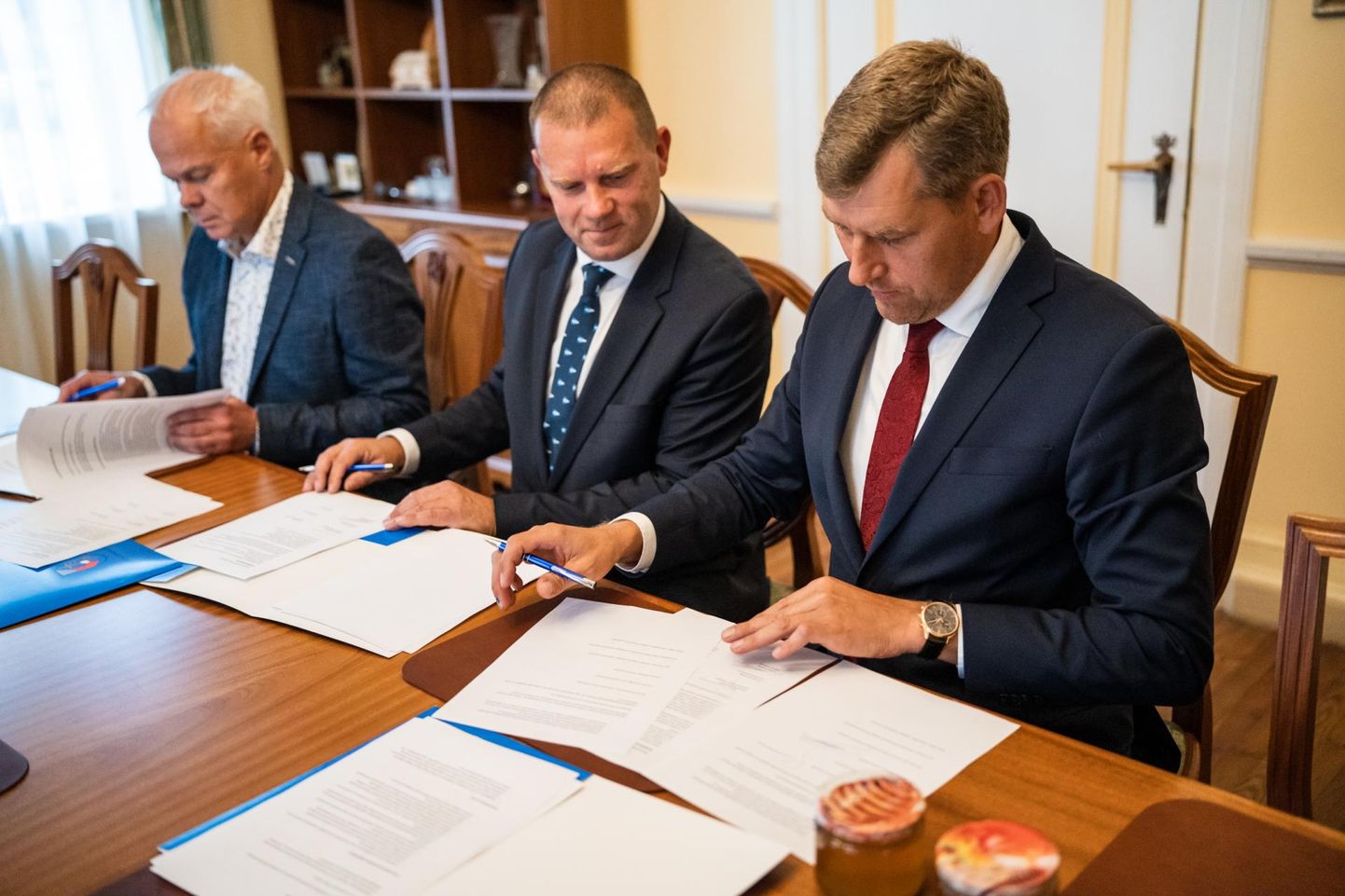 Toomas Kivimägi (vasakult), Romek Kosenkranius ja Andres Metsoja kirjutasid alla Pärnu  koalitsioonilepingule.
