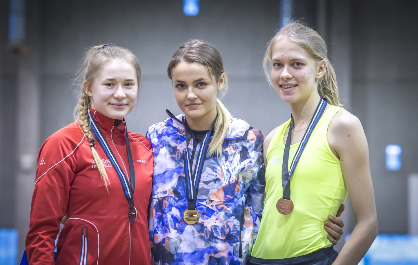 Neidude vanema vanusegrupi sprindi esikolmik, keskel võitja Lishanna Ilves.