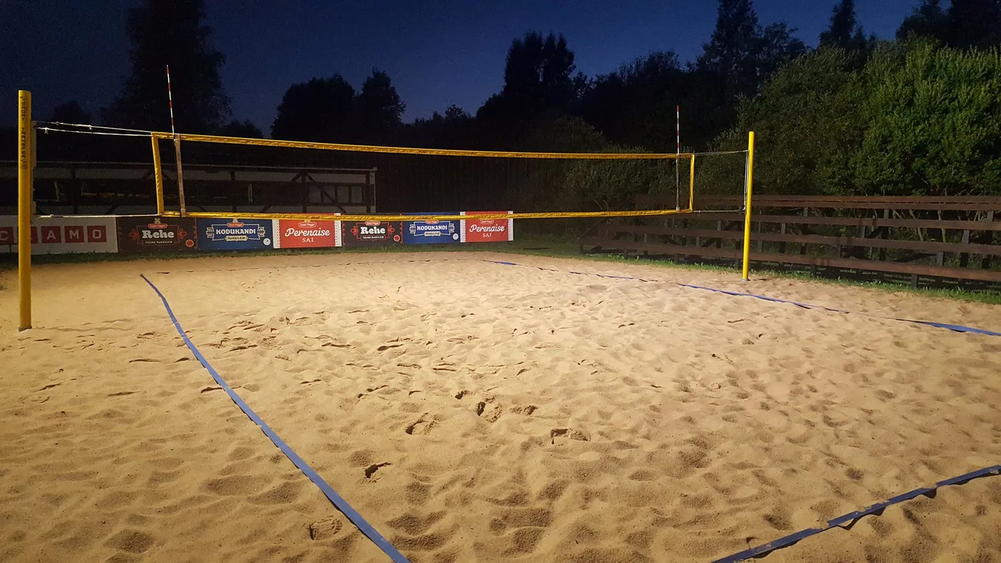 Nii valgeks teeb uus valgustus pimedal ajal võrkpalliväljaku.