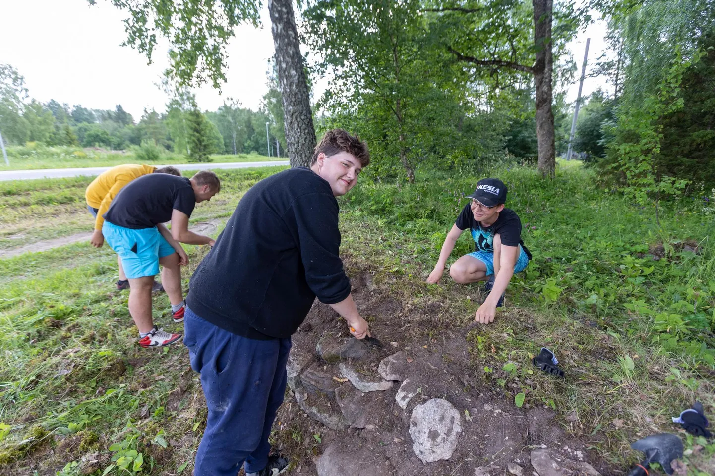 Malevlased korrastavadJärva-Jaani kalmistu kivimüüri.