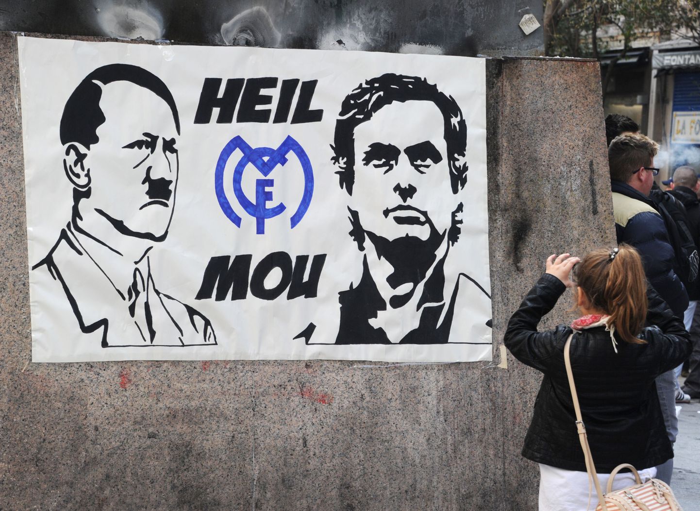 Madridi Reali fännide tehtud plakat võrdleb Jose Mourinhot Adolf Hitleriga.