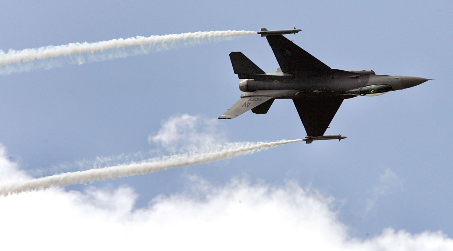 USA õhujõudude F-16 hävitaja Pariisi õhusõul 20. juunil 2007.
