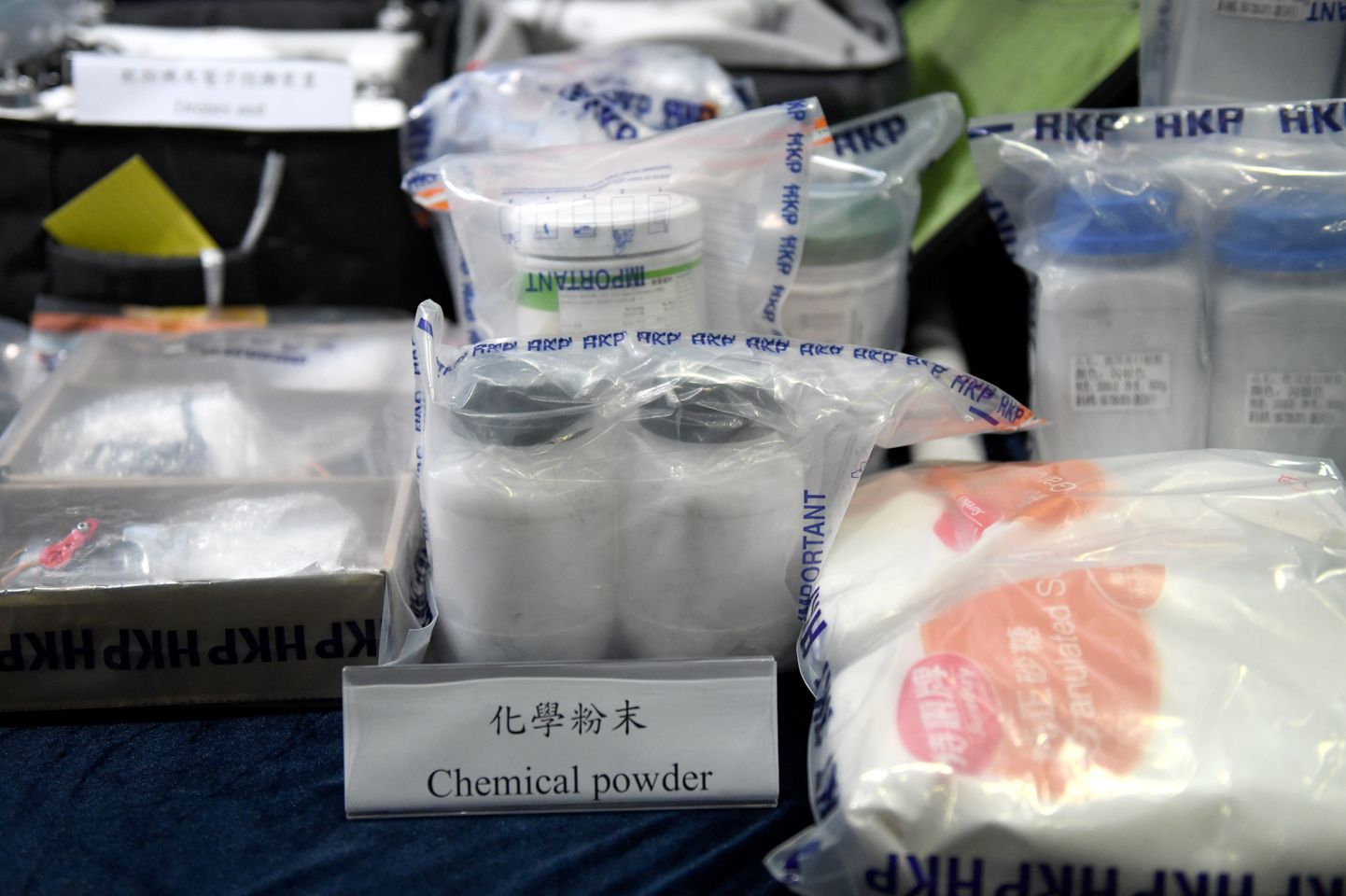 Hong Kongi politsei konfiskeeritud pommide valmistamise materjal. Foto on illustratiivne.