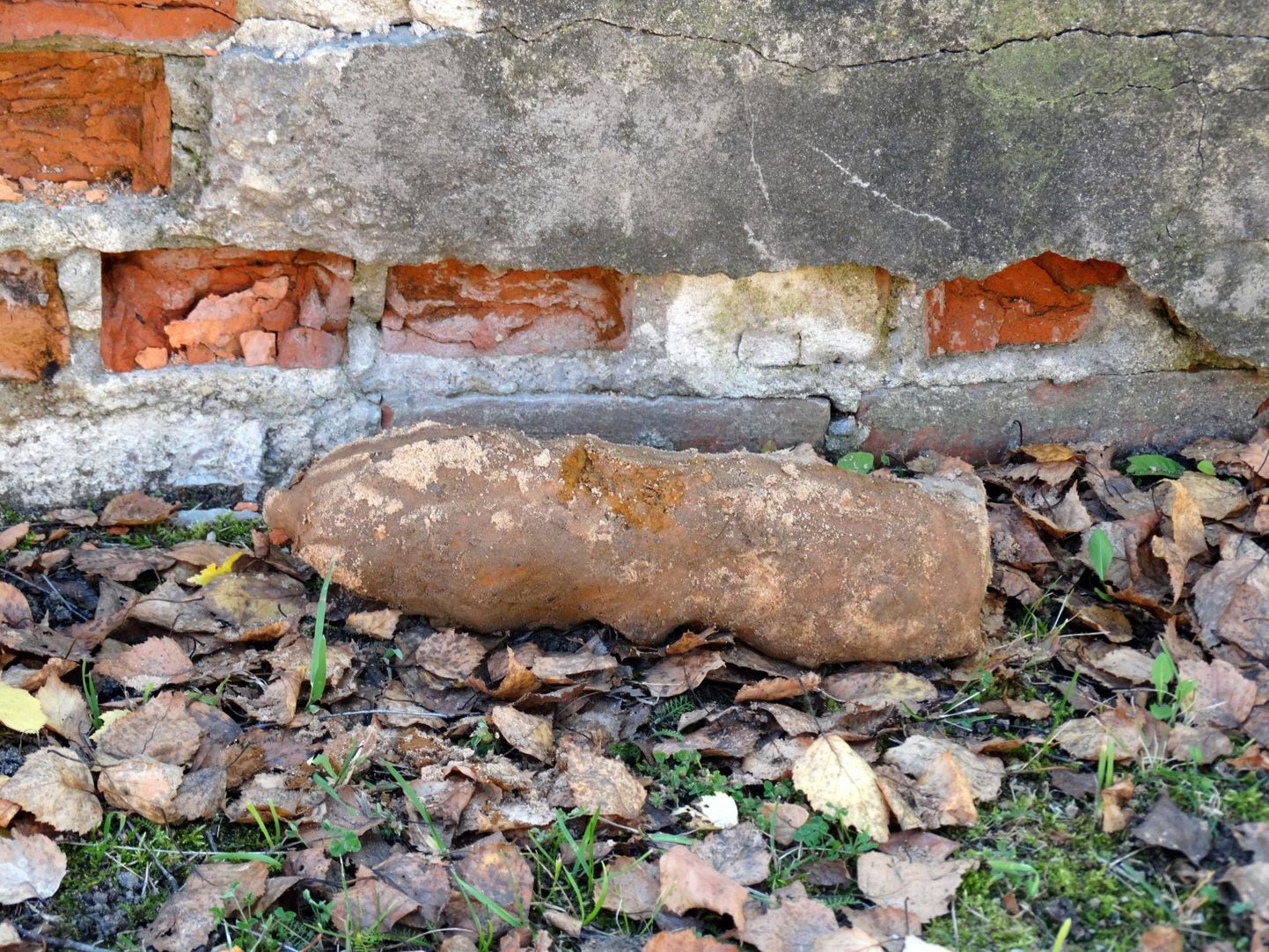 Pärnu Merimetsa tänaval leiti kuuri alt kolm viimase sõja aegset mürsku. Foto on illustratiivne.