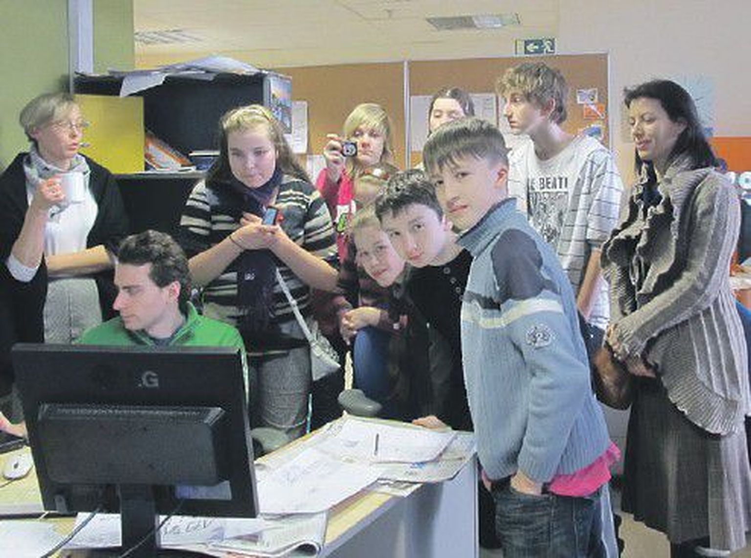 Дневной редактор Михаил Колосок показал ребятам из Русской гимназии Хааберсти, как делается газета.