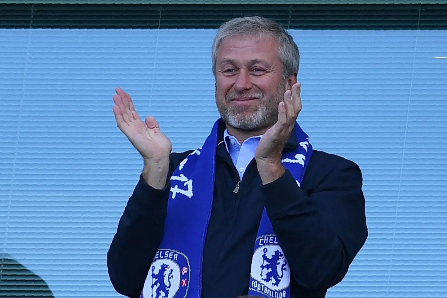 Roman Abramovitš aplodeerimas 2017. aasta mais Chelsea meeskonnale pärast Inglismaa meistritiitli võitmist.