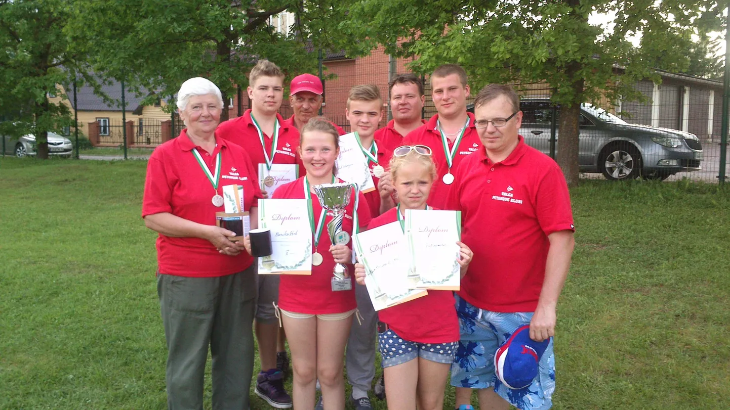 Valgamaa petangimängijad Eestimaa spordiliidu Jõud meistrivõistlustel võidukarikaga.